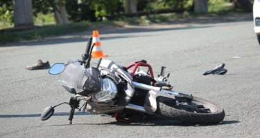 Suraxanıda motosiklet qəzasında sürücü ağır yaralanıb