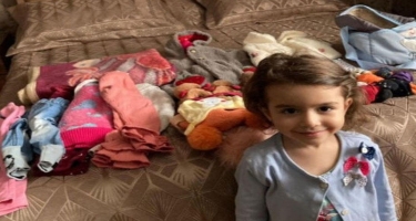 Qazinin 4 yaşlı qızı geyim və oyuncaqlarını türkiyəli uşaqlara bağışladı