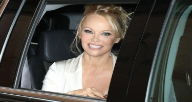 Pamela Anderson: “Uşaqlıqda rahibə olmaq arzusunda idim”