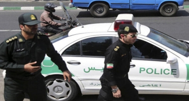 İran polisi körpə qızı qanına qəltan etdi - VİDEO
