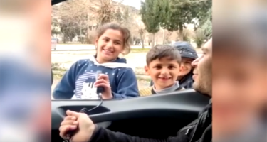 Zəlzələdən sağ çıxan uşaqdan polisi duyğulandıran mahnı - VİDEO
