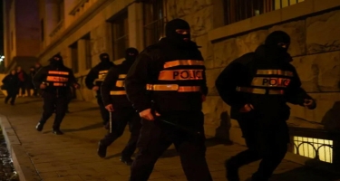 Gürcüstan parlamentinin yaxınlığında etirazçılarla polis arasında qarşıdurma baş verib