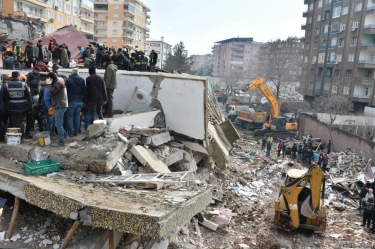 Türkiyədə zəlzələdə dağılan binalarla bağlı 249 nəfər həbs edilib