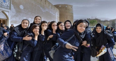 İranda məktəbli qızların zəhərlənməsi ilə bağlı 100-dən çox adam həbs edilib