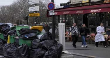 Paris küçələrində 5 min tondan çox zibil yığılıb - VİDEO