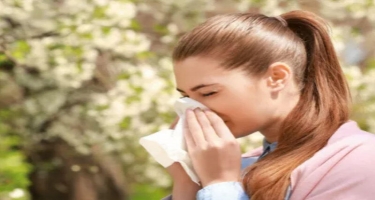 Çiçəklərin tozları və bəzi qidalar allergiyaya səbəb olur