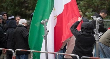 İranda bayrağı söküb, Xamenei əleyhinə şüar səsləndirdilər
