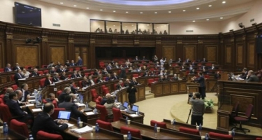 Ermənistan parlamentində dava düşdü