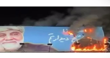 İranda etirazlar səngimir: Qasım Süleymaninin baneri yandırıldı