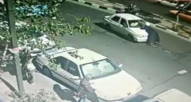 İranda avtomobil mollanı vurdu: Din xadimi kapotun üstündə qaldı - VİDEO