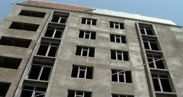 İnşası davam edən bina təhlükə saçır - VİDEO