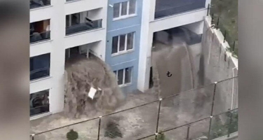 Ankarada leysana görə binanın alt mərtəbələrini su basdı - VİDEO