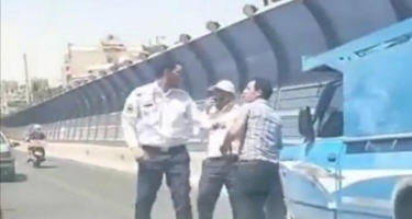 İran yol polisinin ÖZBAŞINALIĞI: Sürücünün başını maşına çırpdı - VİDEO