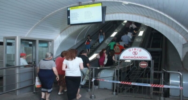 Bakı metrosunda həyəcanlı anlar - Qadının çantası eskalatora ilişdi, hərəkət dayandı