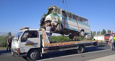 Türkiyədə mikroavtobus dərəyə aşdı, 7 ölü var