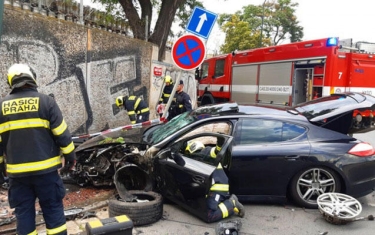 Azərbaycanlı Çexiyada “Porsche” ilə polisdən qaçdı, qəzaya düşdü - FOTO