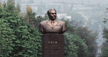 Ukraynada Brejnevin heykəli söküldü