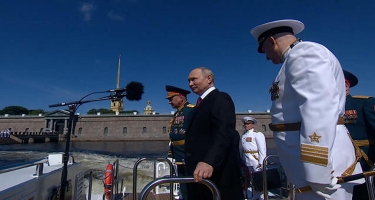 Putin Sankt-Peterburqda keçirilən paradda - FOTO