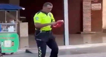Türkiyəli polisin bayrağına göstərdiyi yüksək ehtiram - VİDEO