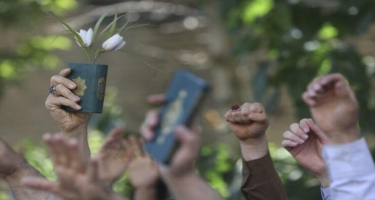 İranlı nümayişkaranə formada Quranı yandırdı