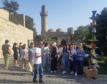 Azərbaycana gətirilən ukraynalı uşaqlar İçərişəhəri gəziblər - FOTO