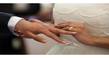 41 yaşlı qadından şok hərəkət: Rəfiqəsinin 16 yaşlı oğlu ilə evləndi - FOTO