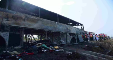 Dəhşətli avtobus qəzası: 20 sərnişin yanaraq öldü