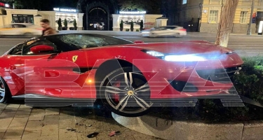 Yarım milyon dollarlıq “Ferrari” səkiyə çırpıldı - FOTO