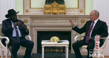 Prezident qulaqlığı taxa bilmədi, Putin kömək etdi - VİDEO