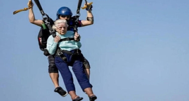 104 yaşlı təqaüdçü qadın paraşütlə tullandı - FOTO