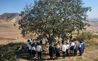 Azərbaycanda şagirdlərin pirə aparılması müzakirə yaratdı - FOTO