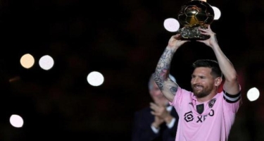 Messi “Qızıl top”u azarkeşlərə təqdim etdi - VİDEO