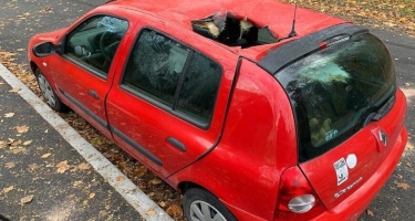 Avtomobilin üstünə meteorit düşdü - FOTO