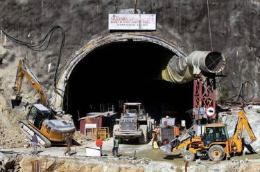 41 inşaatçı 11 gündür tunelin dağıntıları altında qalıb