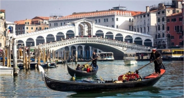 İtaliyada içərisində turistlərin olduğu qayıq aşdı - ANBAAN VİDEO