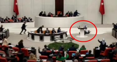 Türkiyəli deputat parlamentdə çıxışı zamanı huşunu itirdi - VİDEO