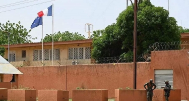 Fransa Nigerdəki səfirliyini bağladı