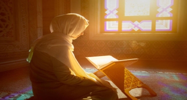 Qadın Quran oxuduqda başını mütləq bağlamalıdır?