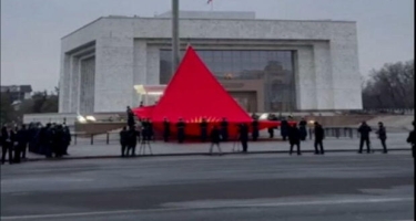 Qırğızıstanda prezidentin istəyi ilə yeni bayraq ucaldıldı - FOTO