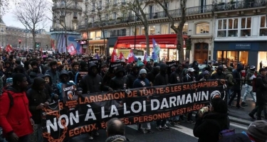 Parisdə yüzlərlə insan miqrasiya qanununa qarşı aksiya keçirib