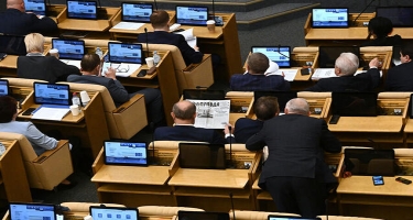 Rusiyada deputat parlamentə cins şalvarda getdi, danlandı
