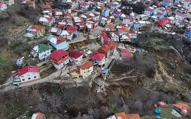 Türkiyədə kənd ikiyə bölündü - FOTO