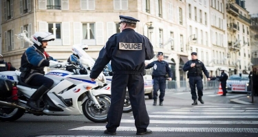 Fransada polis əməkdaşlarına bıçaqla hücum edilib