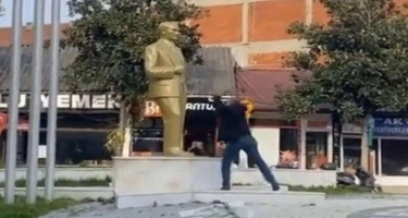 Türkiyədə Atatürk heykəlinə hörmətsizlik edən şəxs saxlanıldı -  VİDEO