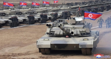 Şimali Koreya yeni tankı ilə göz dağı verdi - FOTO