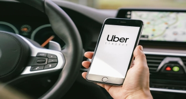 “Uber” razılaşdı: taksi sürücülərinə bu qədər pul verəcək