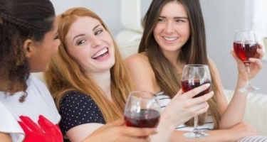 Alimlərdən spirtli içki qəbul edən qadınlara xəbərdarlıq: risk daha yüksəkdir