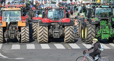 Fransada fermerlər traktorlarla etiraz aksiyası keçirdi