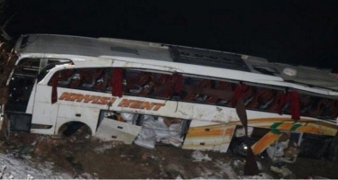 Türkiyədə avtobus aşdı, 19 nəfər yaralanıb