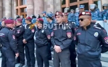 İrəvanda polis hökumət binasını mühasirəyə aldı